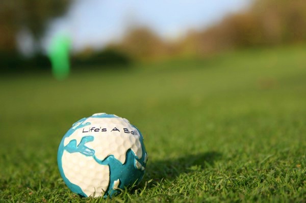 Golfový míček s potiskem – dárek pro golfisty.